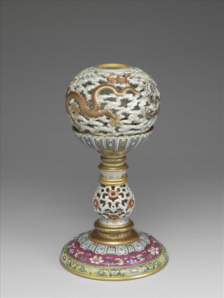 粉彩鏤空雲龍紋轉心冠架