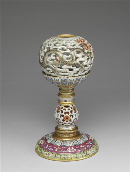 粉彩鏤空雲龍紋轉心冠架