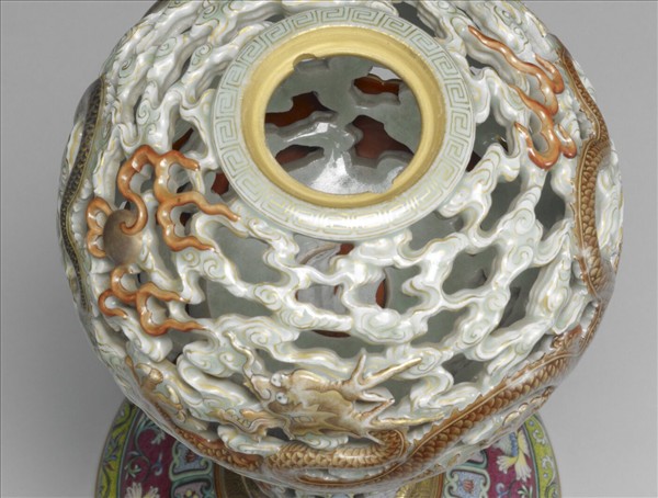 粉彩鏤空雲龍紋轉心冠架