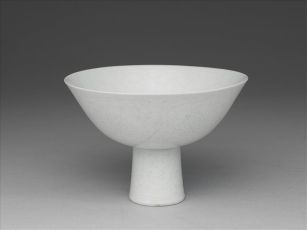 甜白半脫胎番蓮紋高足碗