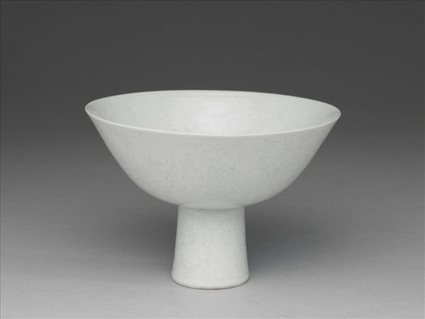 甜白半脫胎番蓮紋高足碗
