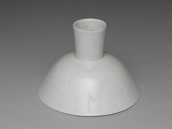 甜白半脫胎番蓮紋高足碗