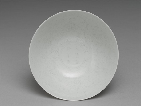 甜白半脫胎番蓮紋高足碗