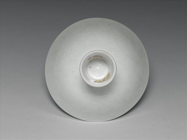 甜白半脫胎番蓮紋高足碗