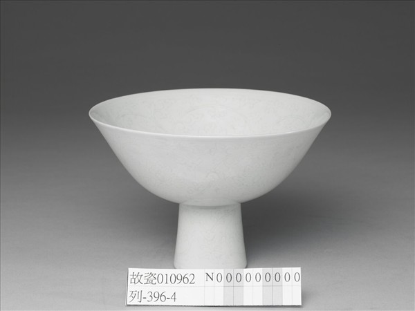 甜白半脫胎番蓮紋高足碗