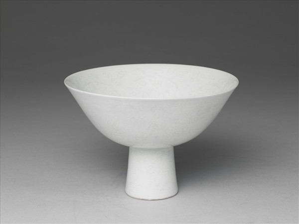 甜白半脫胎番蓮紋高足碗