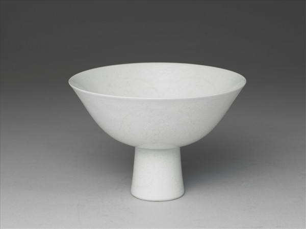 甜白半脫胎番蓮紋高足碗
