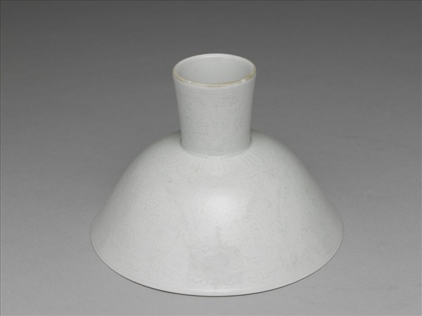 甜白半脫胎番蓮紋高足碗