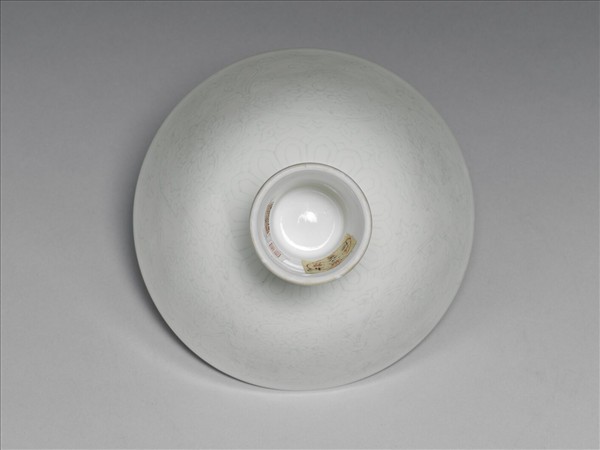 甜白半脫胎番蓮紋高足碗