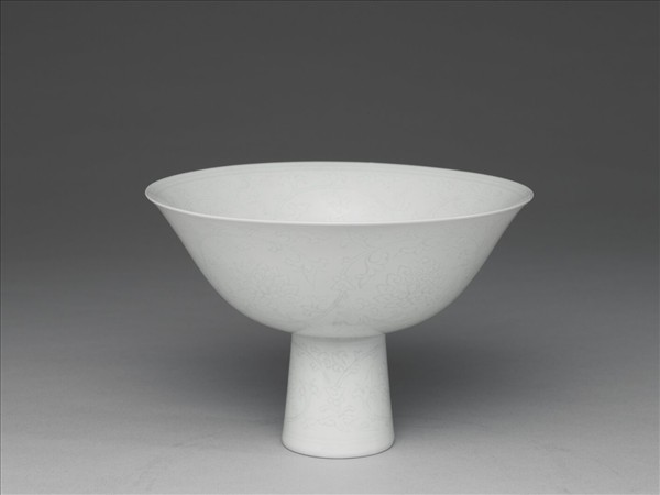 甜白釉番蓮紋高足碗