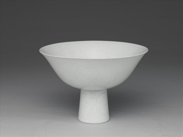 甜白釉番蓮紋高足碗