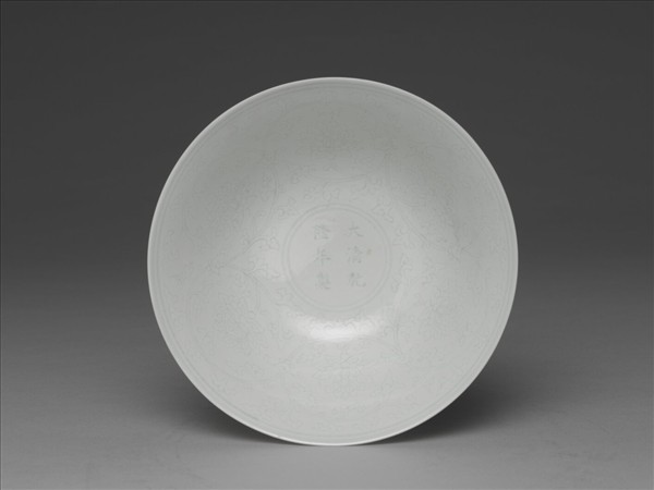 甜白釉番蓮紋高足碗