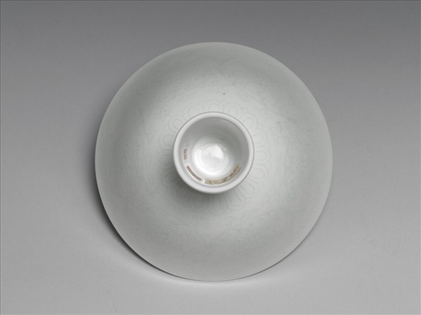 甜白釉番蓮紋高足碗