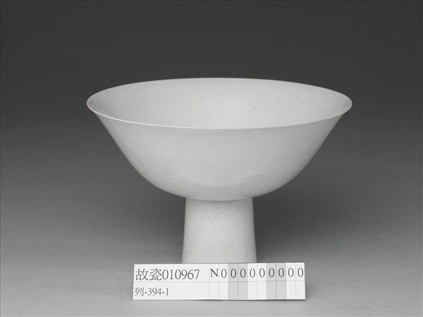 甜白釉番蓮紋高足碗