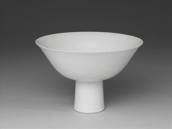 甜白釉番蓮紋高足碗