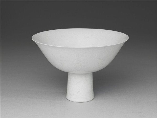 甜白釉番蓮紋高足碗