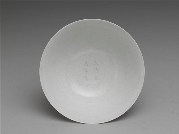 甜白釉番蓮紋高足碗