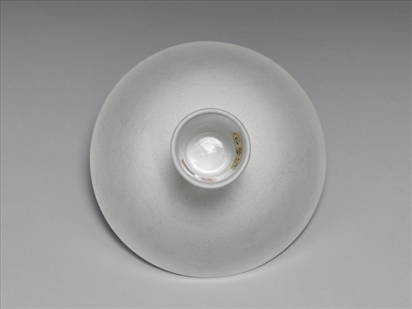 甜白釉番蓮紋高足碗