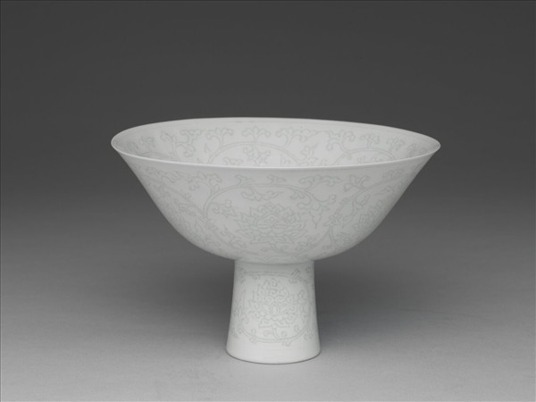 甜白釉番蓮紋高足碗
