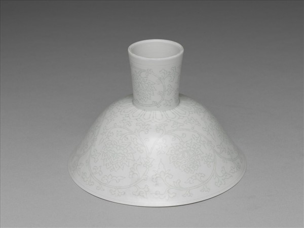 甜白釉番蓮紋高足碗