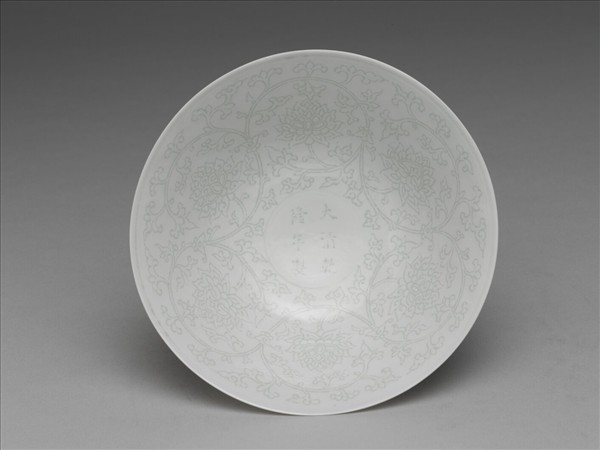 甜白釉番蓮紋高足碗