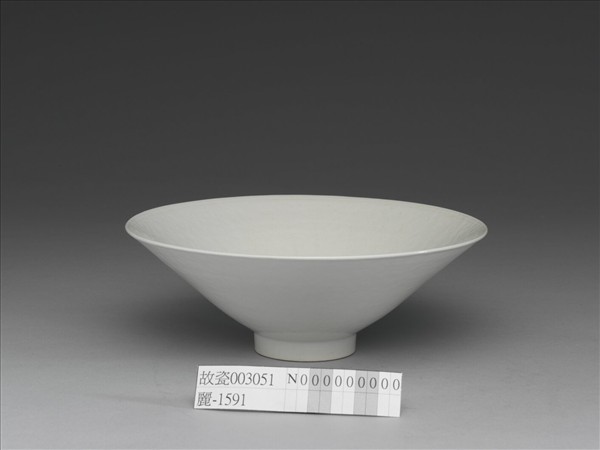 白瓷劃花花卉雙魚紋碗