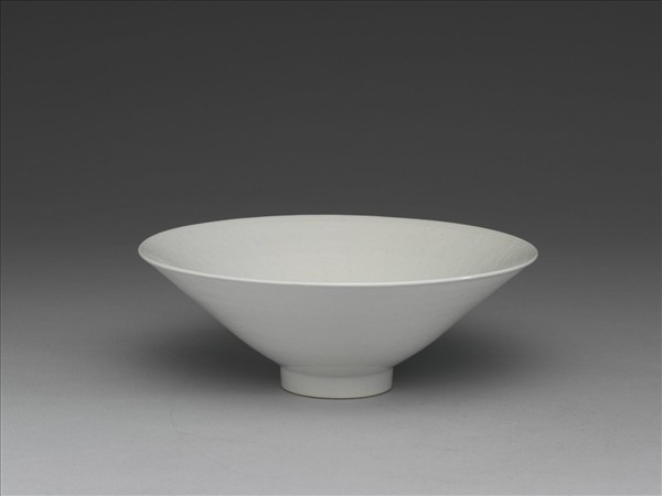 白瓷劃花花卉雙魚紋碗