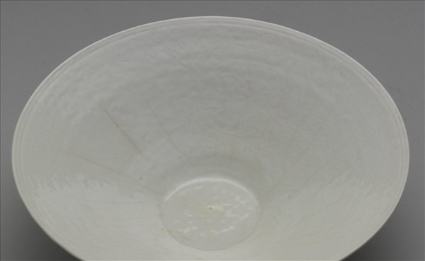 白瓷劃花花卉雙魚紋碗