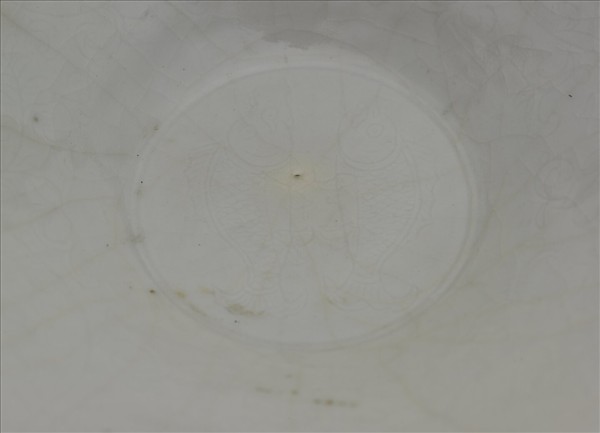 白瓷劃花花卉雙魚紋碗