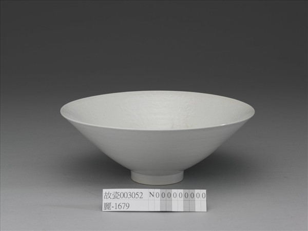 白瓷劃花花卉雙魚紋碗