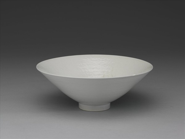 白瓷劃花花卉雙魚紋碗