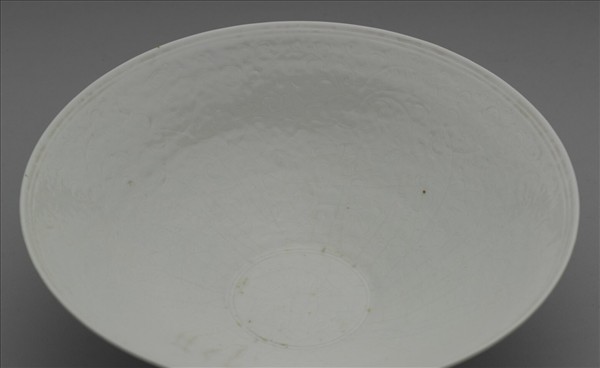 白瓷劃花花卉雙魚紋碗