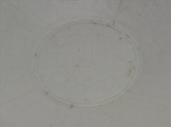 白瓷劃花花卉雙魚紋碗