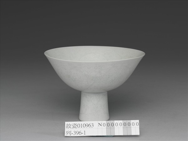 甜白半脫胎番蓮紋高足碗