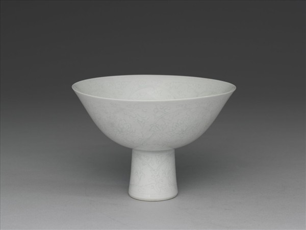 甜白半脫胎番蓮紋高足碗