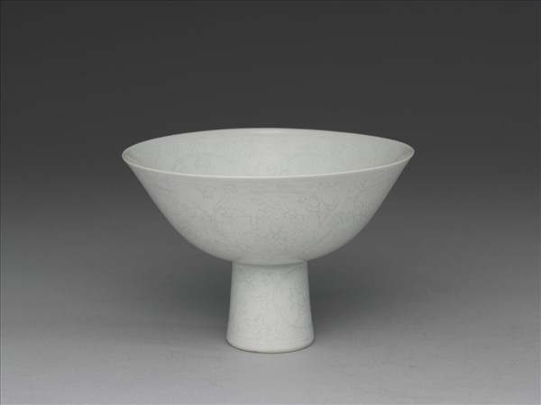 甜白半脫胎番蓮紋高足碗