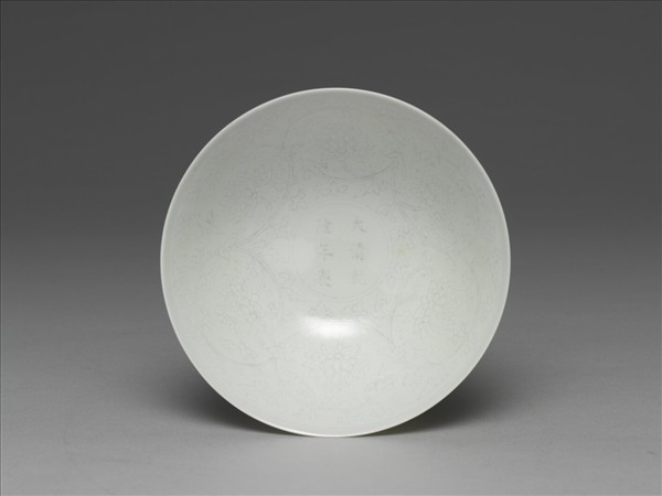 甜白半脫胎番蓮紋高足碗