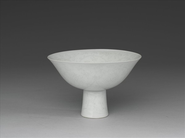 甜白釉番蓮紋高足碗