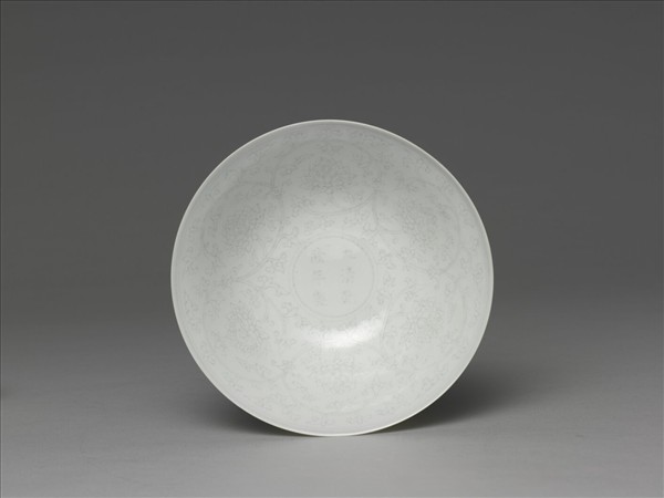 甜白釉番蓮紋高足碗