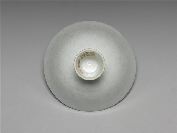 甜白釉番蓮紋高足碗