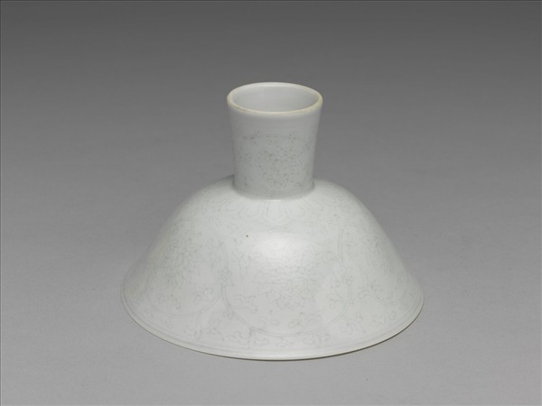 甜白釉番蓮紋高足碗