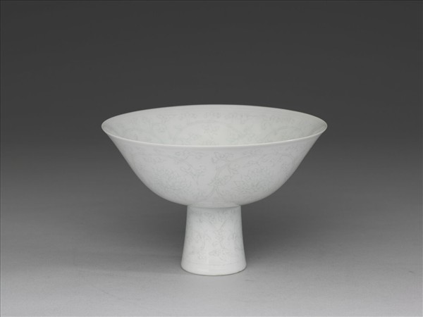 甜白釉番蓮紋高足碗