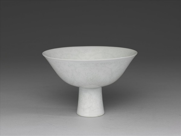 甜白釉番蓮紋高足碗