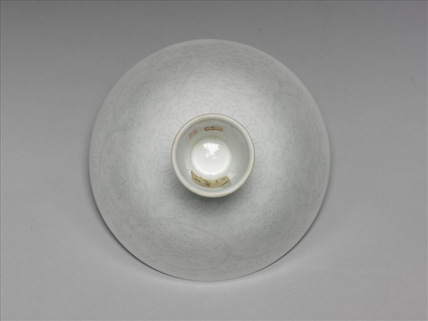 甜白釉番蓮紋高足碗