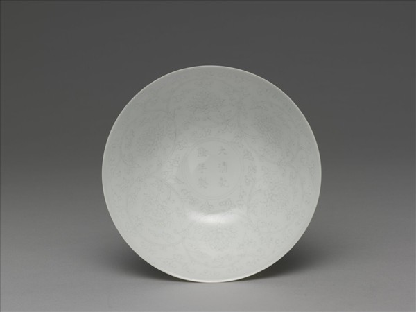 甜白釉番蓮紋高足碗