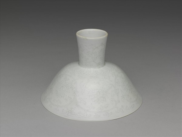 甜白釉番蓮紋高足碗