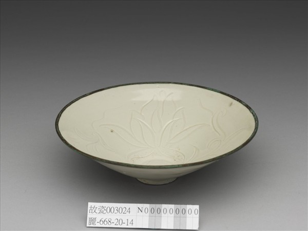 定窯 白瓷劃花蓮花紋碗