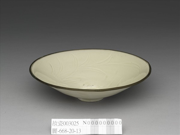 定窯 白瓷劃花雙魚紋笠式碗