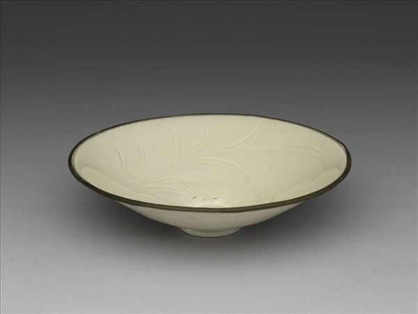 定窯 白瓷劃花雙魚紋笠式碗