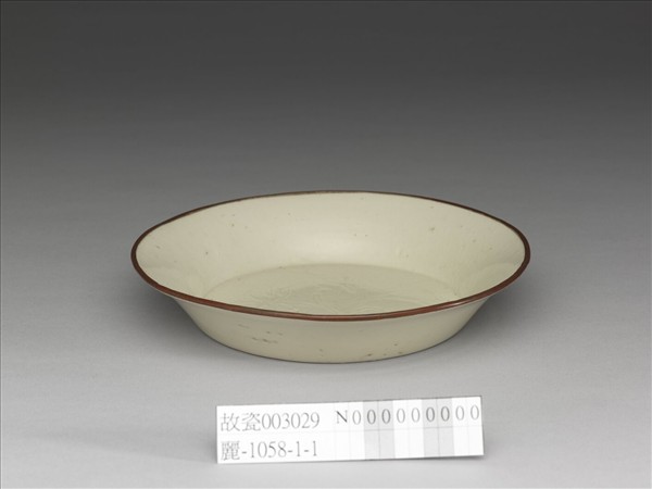 定窯 白瓷劃花蓮花紋碟